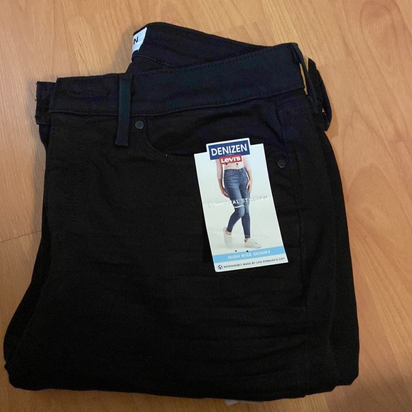 TAGS ATTACHED  Levi’s - Picture 2 of 3